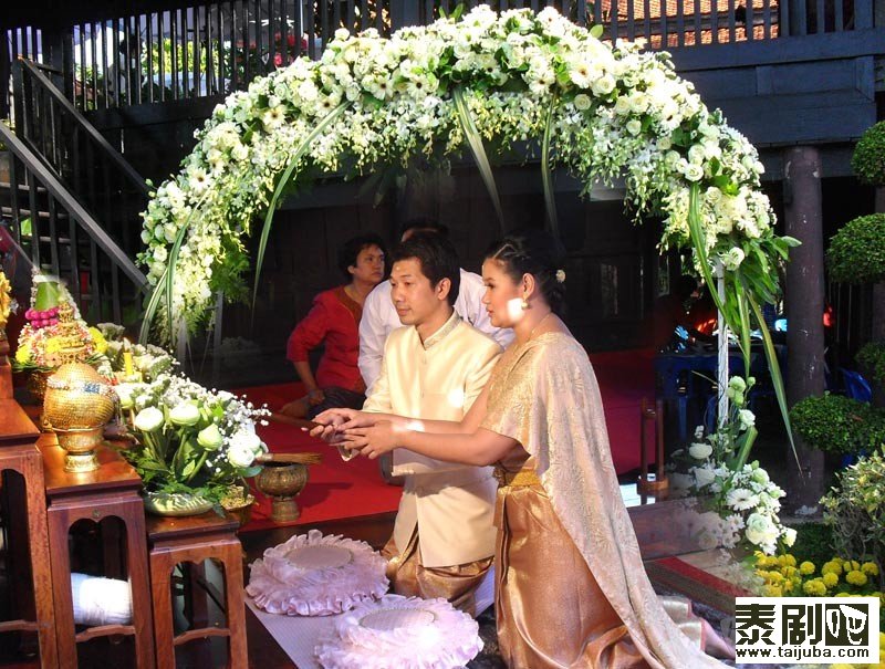 揭秘异域风情的泰国婚礼习俗剧照、海报0
