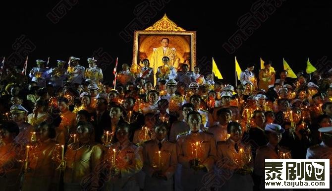 泰国总理英拉带领全泰国人民向国王献祝福 泰局势暂缓剧照、海报1