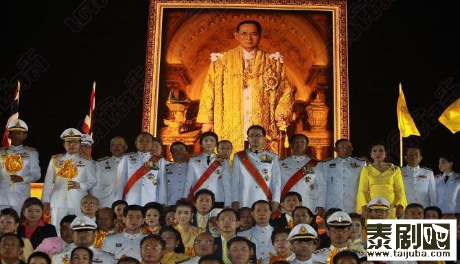 泰国总理英拉带领全泰国人民向国王献祝福 泰局势暂缓剧照、海报0