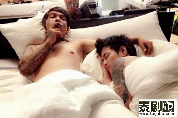 泰国歌手Aof公开与神秘男半裸身照剧照、海报0