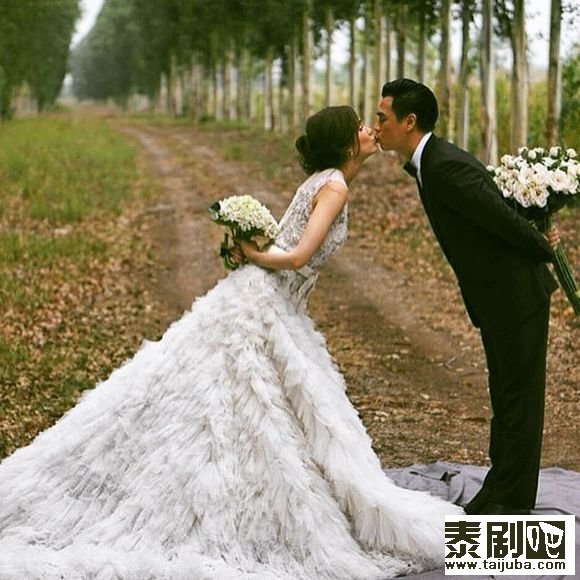 泰星Chompoo Araya和Nott订婚照