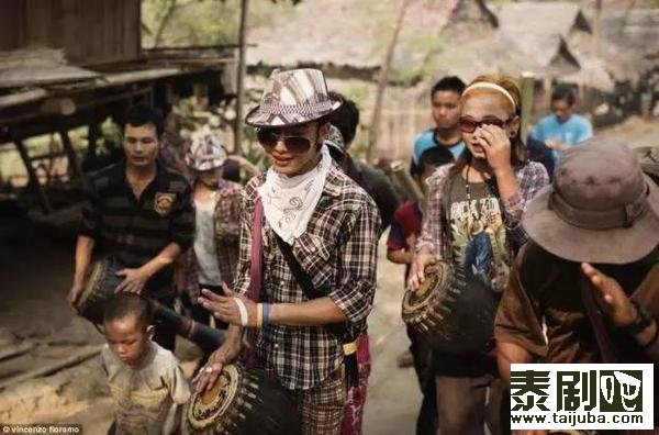 摄影师记录泰国孩子出家全过程 揭秘泰国孩子的“成人礼”