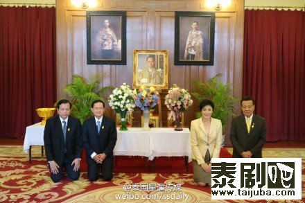 泰国前总理英拉去大皇宫签名祝贺泰王身体安康