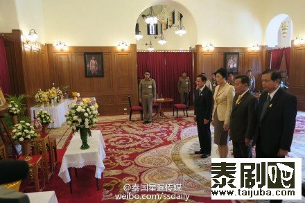 泰国前总理英拉去大皇宫签名祝贺泰王身体安康
