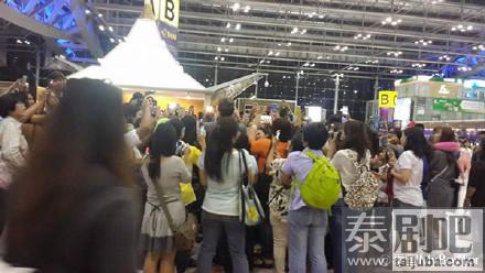 JamesJi热度不减 众粉丝送机