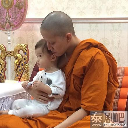 泰星Sarah和Mike的家人带着Maxwell看望Mike现场照
