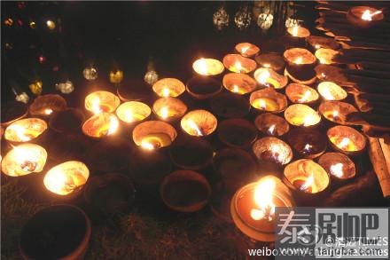 泰国水灯节:盼道寺古兰纳传统点灯仪式 万盏烛灯如夜空星星