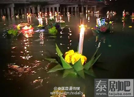 泰国曼谷水灯节过后捞水灯图