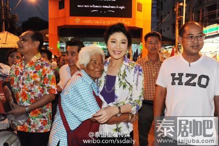 泰国前总理英拉携同爱子放水灯