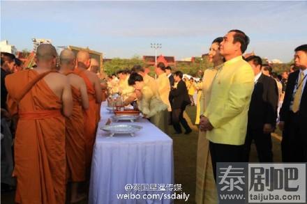 泰国总理巴育携同政府官员皇家田为泰王祝寿布施