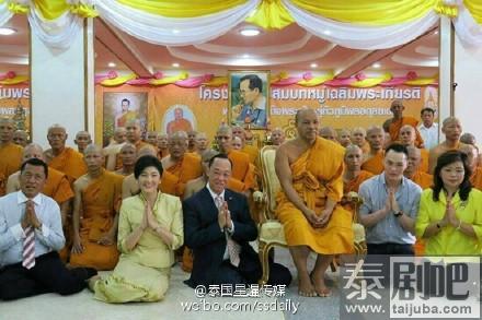 泰国前总理英拉北榄府寺庙布施为泰王祈福