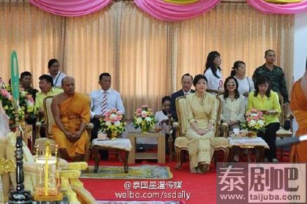 泰国前总理英拉北榄府寺庙布施为泰王祈福