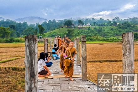 泰国旅游:泰国最长的木桥长达600米的苏东佩木桥美景