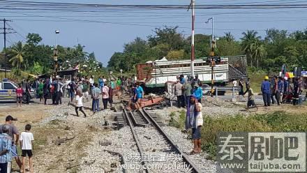 泰国火车撞上运牛车事故现场照