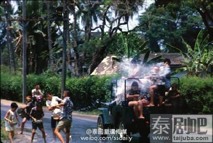 泰国旧照片:50年前的宋干节 泰国人路边泼水“简单粗暴”