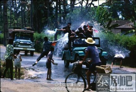 泰国旧照片:50年前的宋干节 泰国人路边泼水“简单粗暴”