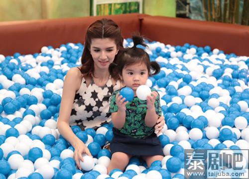 泰星Por遗孀Bow与女儿Mali