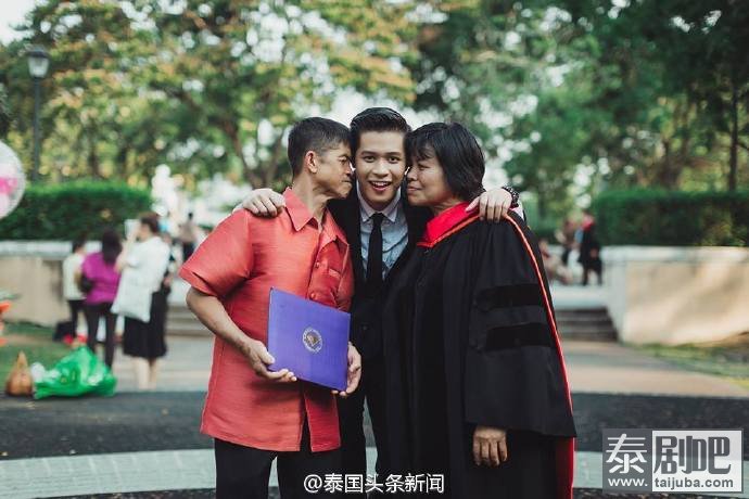 泰国曼谷大学硕士毕业生为父母穿上自己的硕士服