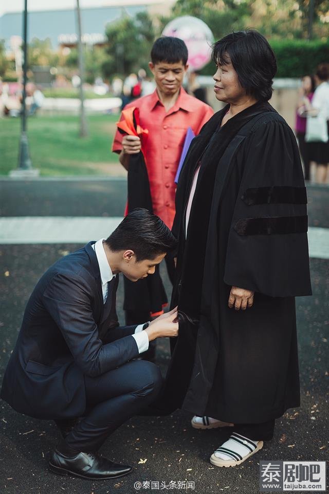 泰国曼谷大学硕士毕业生为父母穿上自己的硕士服
