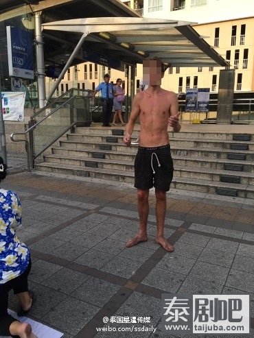 泰国一残疾老人被外国人用手插眼睛致流血