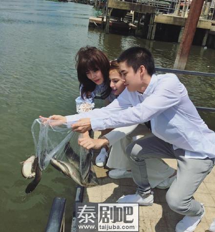 泰星Kwan与男朋友Golf做功德