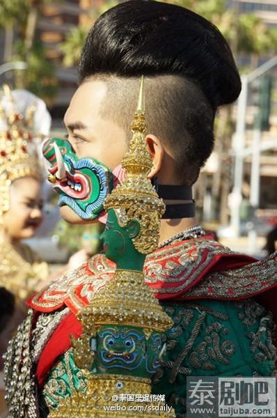 泰星Keng穿泰国传统服饰参赛