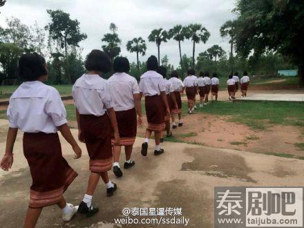 泰国小学生穿民族服饰上学