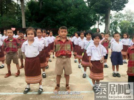 泰国小学生穿民族服饰上学