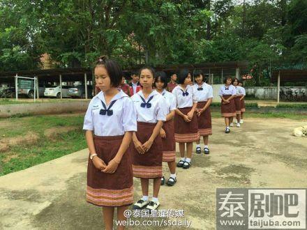 泰国小学生穿民族服饰上学