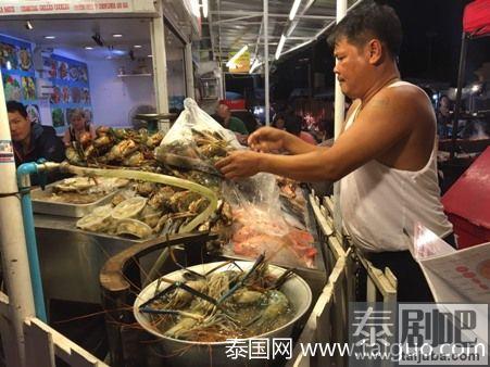 泰国清迈夜市火爆场面照