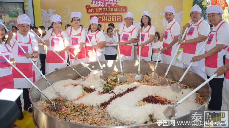 九皇斋节众人齐心协力炒巨大斋饭 锅直径3米够2000人吃！