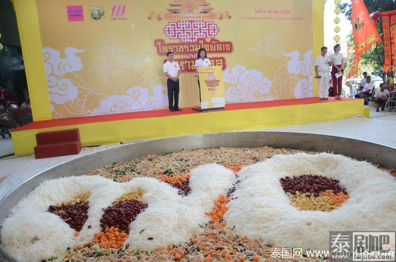 九皇斋节众人齐心协力炒巨大斋饭 锅直径3米够2000人吃！