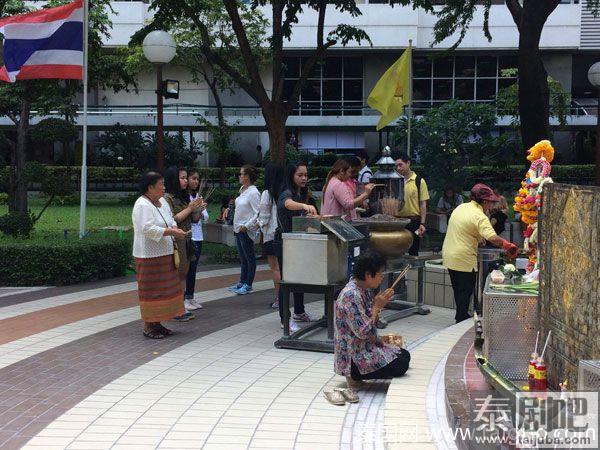 泰国民众为国王祈福