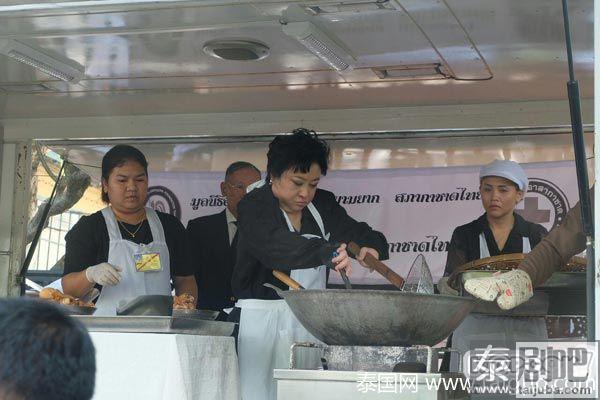 泰国颂莎瓦丽王妃做炸鸡分发给民众