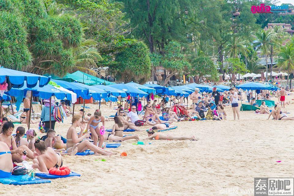 泰国旅游:普吉卡塔海滩日光浴大受欢迎