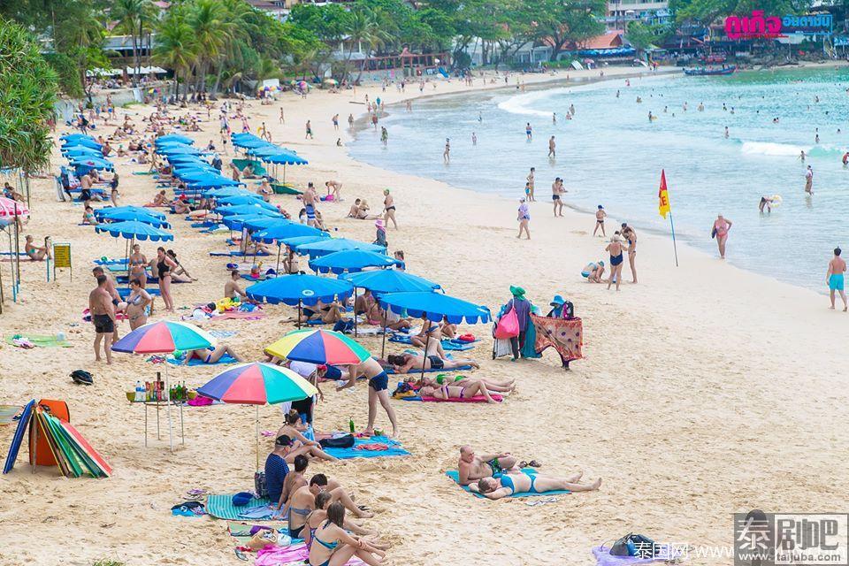 泰国旅游:普吉卡塔海滩日光浴大受欢迎