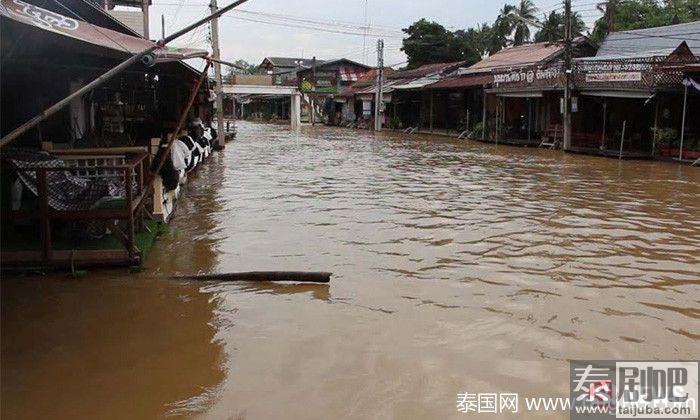 泰国旅游:一场大雨“安帕瓦”被淹成了名副其实的水上市场