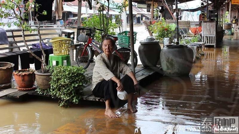 泰国旅游:一场大雨“安帕瓦”被淹成了名副其实的水上市场