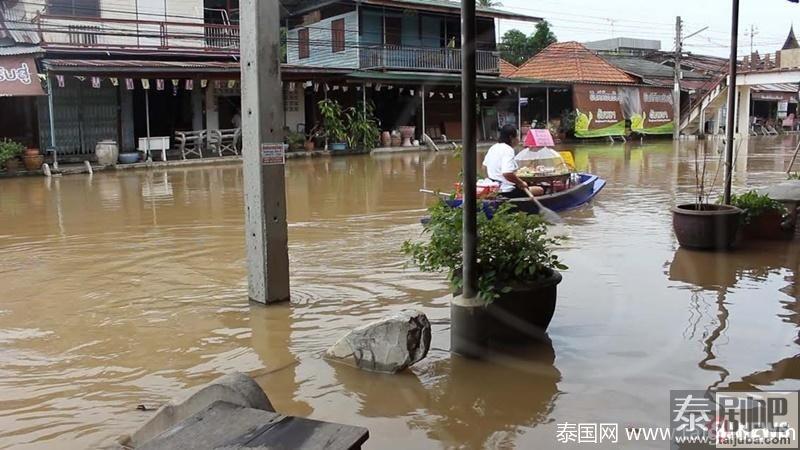 泰国旅游:一场大雨“安帕瓦”被淹成了名副其实的水上市场