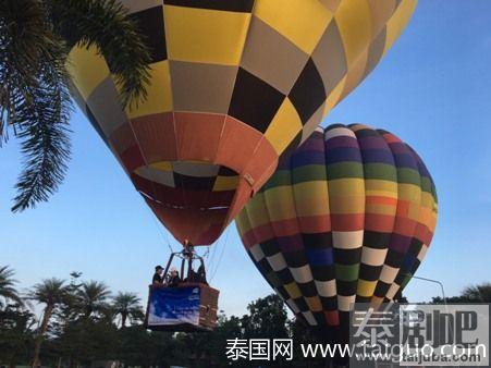 泰国旅游：清迈游客乘热气球赏田园风光