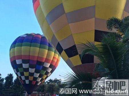 泰国旅游：清迈游客乘热气球赏田园风光