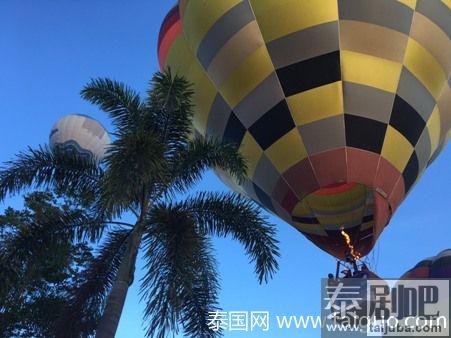 泰国旅游：清迈游客乘热气球赏田园风光