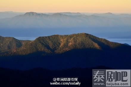 泰国旅游清迈冬季美丽风光：阳光、花、山中平整的公路