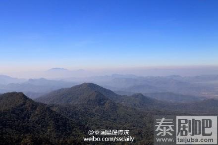 泰国旅游清迈冬季美丽风光：阳光、花、山中平整的公路