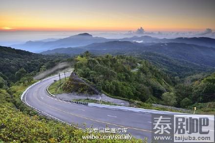 泰国旅游清迈冬季美丽风光：阳光、花、山中平整的公路