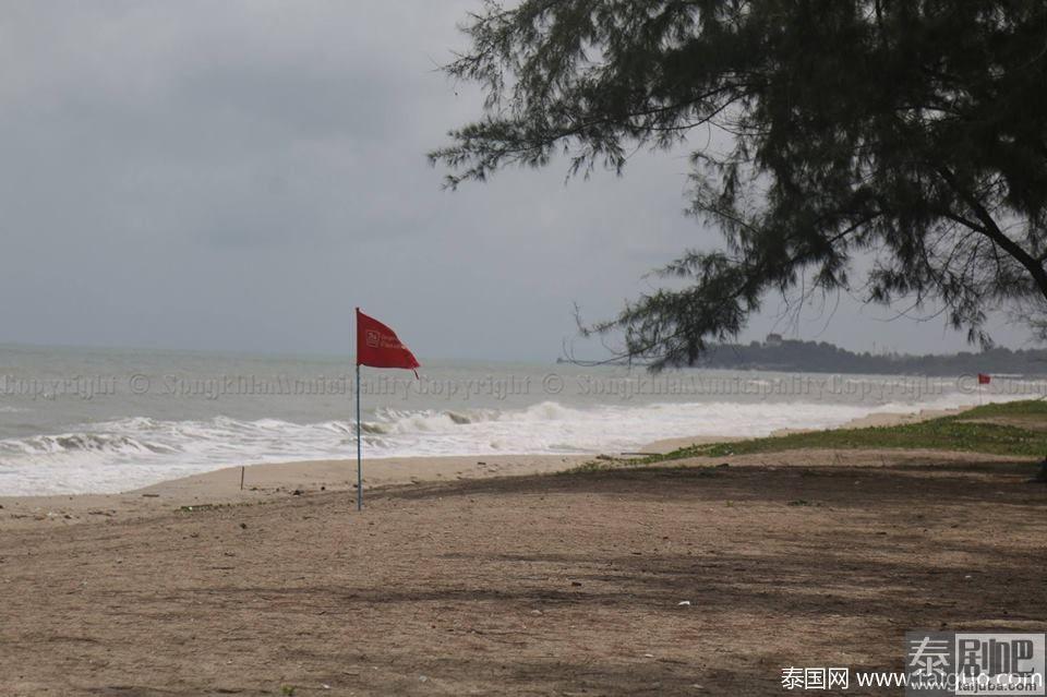 泰国宋卡府斯米兰和查拉泰海滩插红旗禁下海
