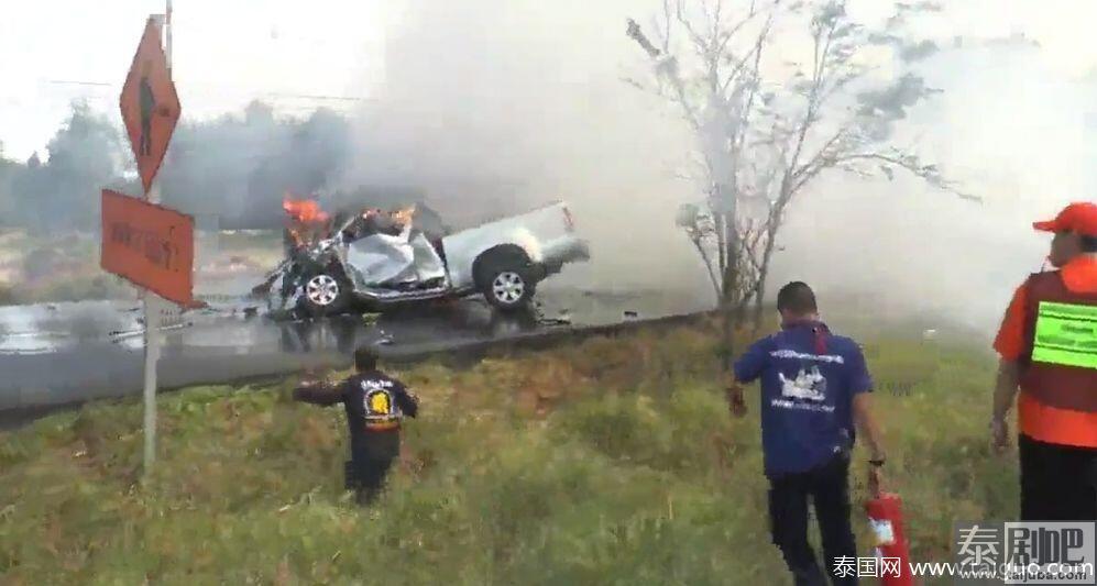 泰国春武里府两车相撞起火