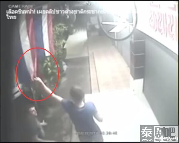扯下泰国国旗的两名外籍游客被捕