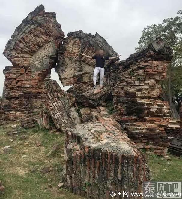 泰网友爬上大城府百年名寺古迹拍照