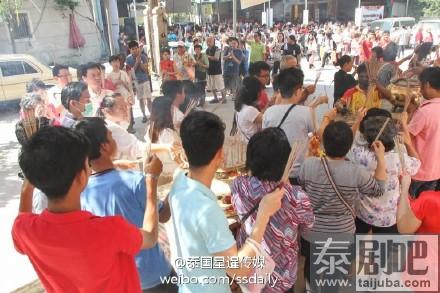 泰国民众去龙莲寺烧香祈福